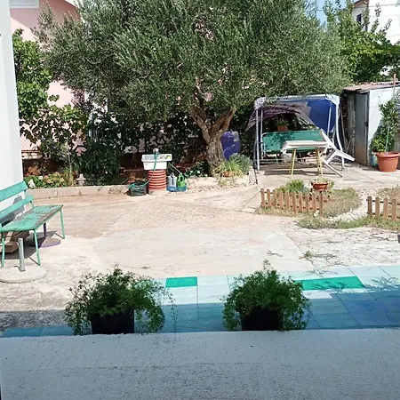 شقة Franica